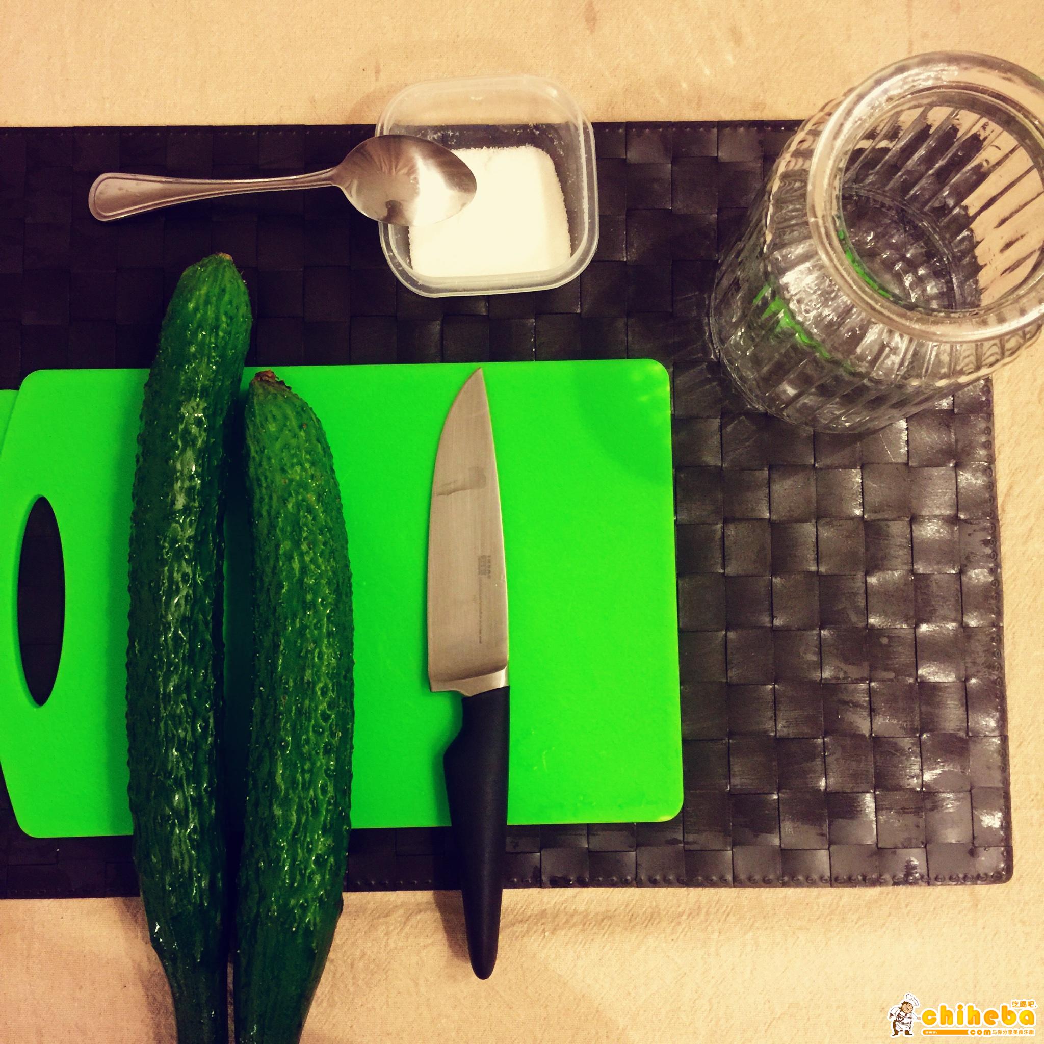 腌黄瓜（超级下饭菜）的做法 步骤1
